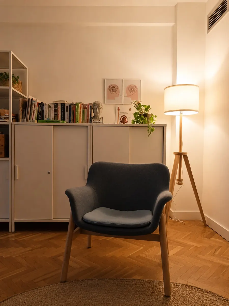 Butaca de la consulta frente a una estantería con libros de psicología, un busto de frenología y dos láminas que representan una mente enredada y otra ya ordenada.